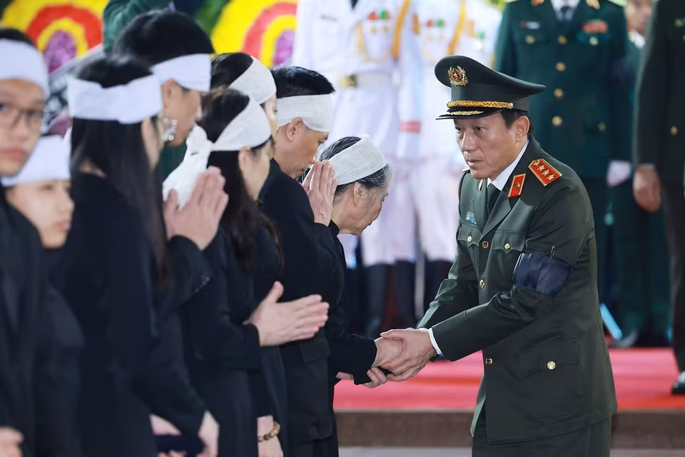 Thượng tướng Lương Tam Quang, Bộ trưởng Bộ Công an chia buồn với gia quyến Tổng Bí thư Nguyễn Phú Trọng. (Ảnh: TTXVN)