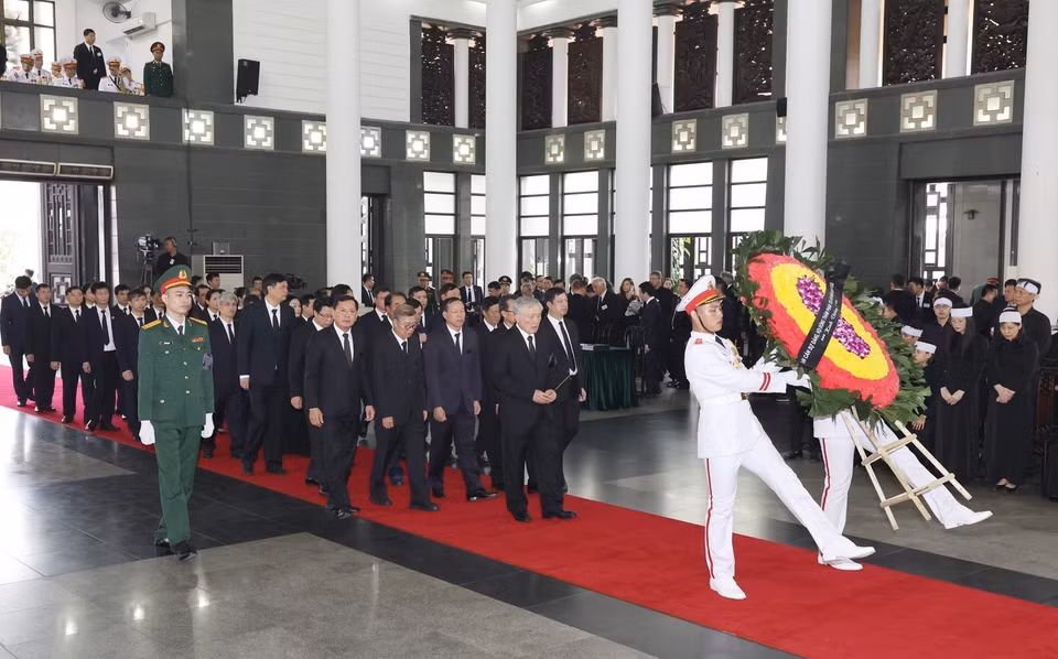 Đoàn Tòa án Nhân dân Tối cao do đồng chí Nguyễn Hòa Bình, Ủy viên Bộ Chính trị, Bí thư Trung ương Đảng, Chánh án Tòa án Nhân dân tối cao làm Trưởng đoàn, viếng Tổng Bí thư Nguyễn Phú Trọng. (Ảnh: TTXVN)