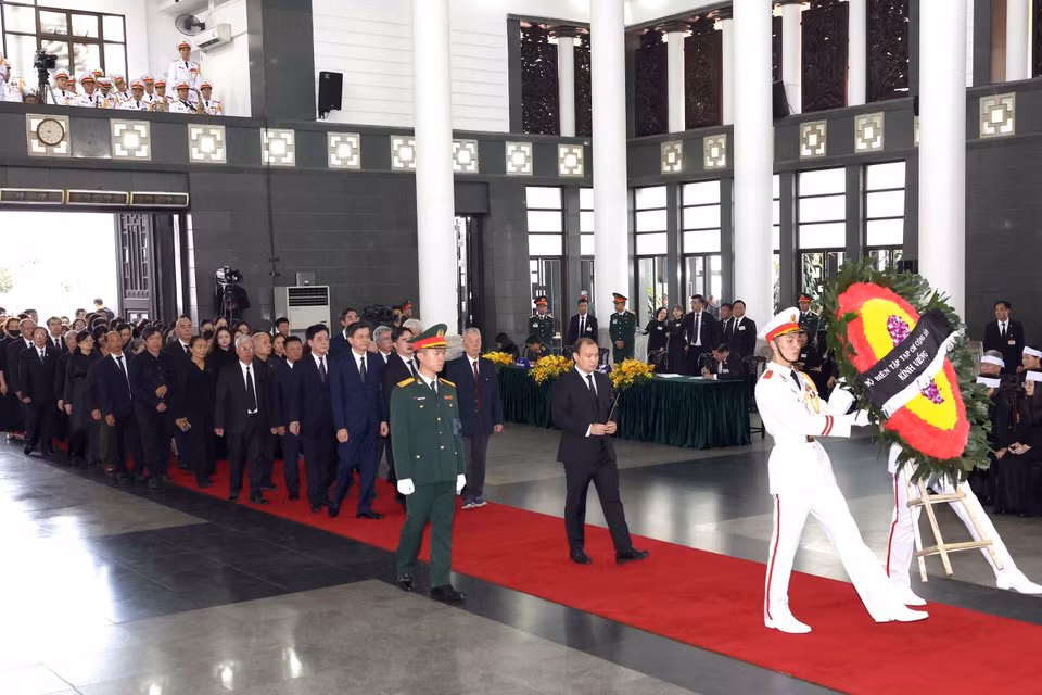Đoàn Tạp chí Cộng sản do đồng chí Lê Hải Bình, Ủy viên dự khuyết Trung ương Đảng, Tổng Biên tập làm Trưởng đoàn, kính viếng Tổng Bí thư Nguyễn Phú Trọng. (Ảnh: TTXVN)