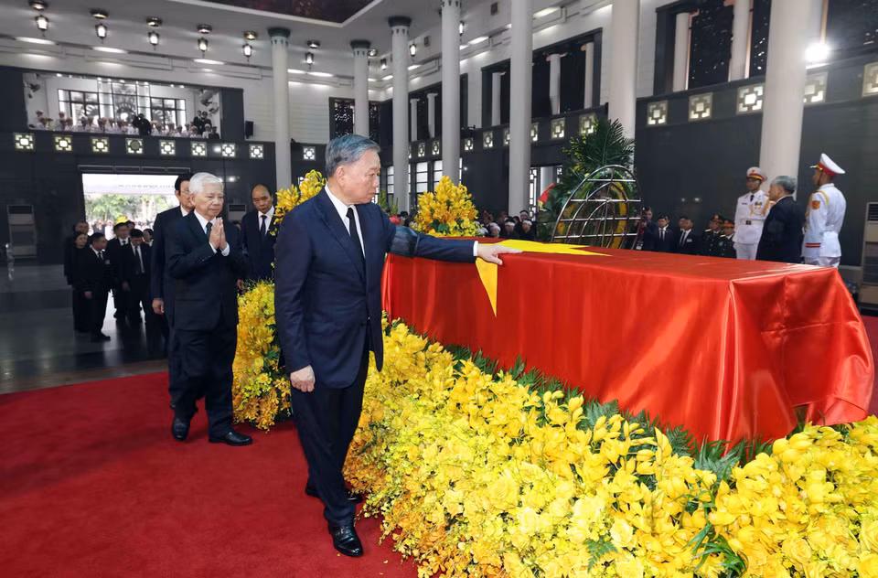 Đoàn Chủ tịch nước do đồng chí Tô Lâm, Ủy viên Bộ Chính trị, Chủ tịch nước làm Trưởng đoàn, kính viếng Tổng Bí thư Nguyễn Phú Trọng. (Ảnh: TTXVN)