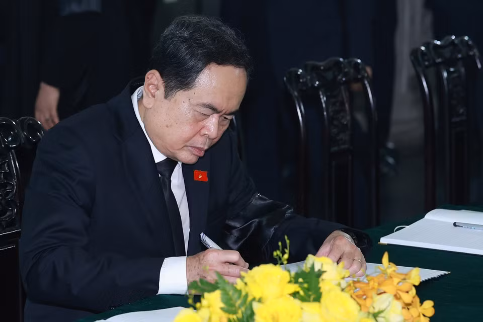 Chủ tịch Quốc hội Trần Thanh Mẫn ghi sổ tang. (Ảnh: TTXVN)