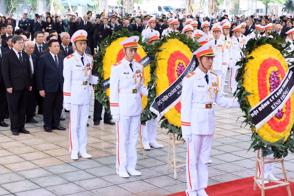 Đoàn Hội đồng Lý luận Trung ương, Học viên Chính trị Quốc gia Hồ Chí Minh do đồng chí Nguyễn Xuân Thắng, Ủy viên Bộ Chính trị, Chủ tịch Hội đồng Lý luận Trung ương, Giám đốc Học viên Chính trị Quốc gia Hồ Chí Minh làm Trưởng đoàn, viếng Tổng Bí thư Nguyễn Phú Trọng. (Ảnh: TTXVN)