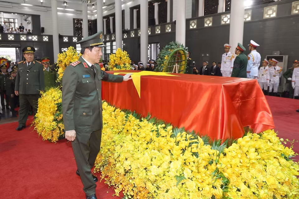 Thượng tướng Lương Tam Quang, Ủy viên Trung ương Đảng, Bí thư Đảng ủy Công an Trung ương, Bộ trưởng Bộ Công an viếng Tổng Bí thư Nguyễn Phú Trọng. (Ảnh: TTXVN)