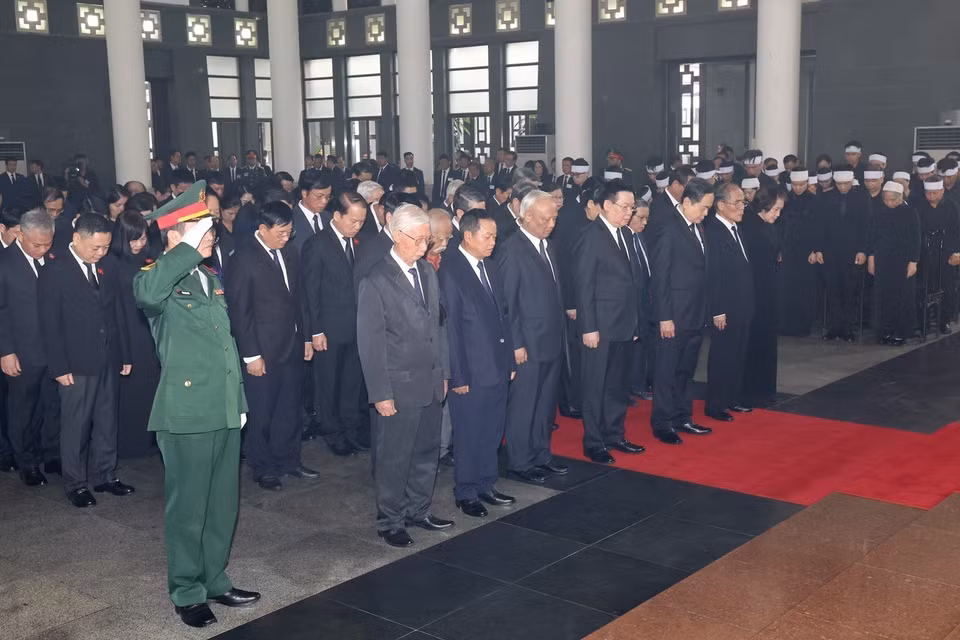 Đoàn Quốc hội do đồng chí Trần Thanh Mẫn, Ủy viên Bộ Chính trị, Chủ tịch Quốc hội làm Trưởng đoàn, kính viếng Tổng Bí thư Nguyễn Phú Trọng. (Ảnh: TTXVN)