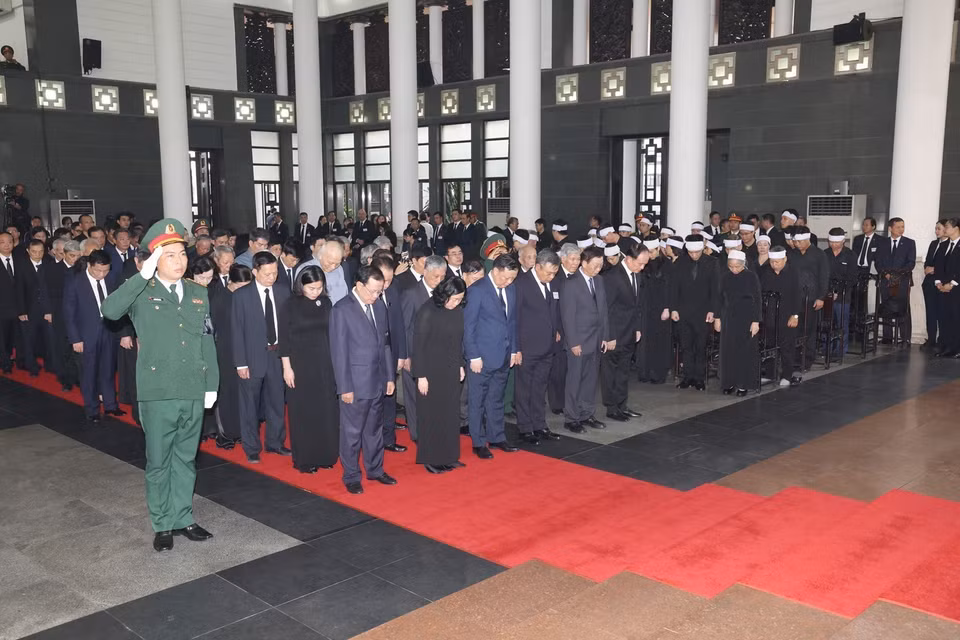Đoàn Thành ủy, Hội đồng Nhân dân, Ủy ban Nhân dân, Ủy ban Mặt trận Tổ quốc Việt Nam thành phố Hà Nội, do đồng chí Bùi Thị Minh Hoài, Ủy viên Bộ Chính trị, Bí thư Thành ủy Hà Nội làm Trưởng đoàn, kính viếng Tổng Bí thư Nguyễn Phú Trọng. (Ảnh: TTXVN)