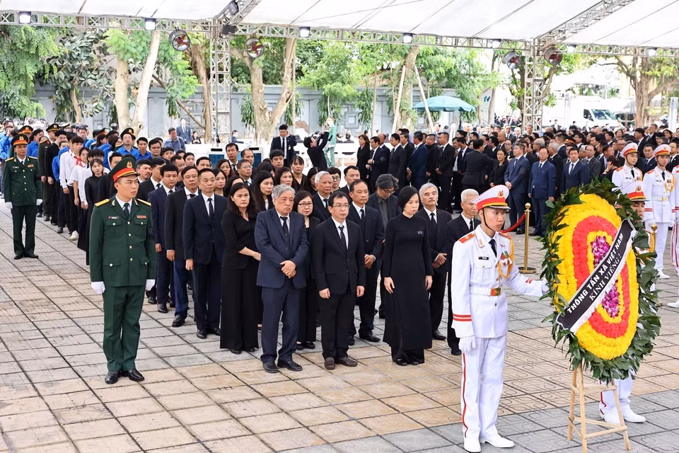 Đoàn Thông tấn xã Việt Nam do đồng chí Vũ Việt Trang, Bí thư Đảng ủy, Tổng Giám đốc làm Trưởng đoàn, kính viếng Tổng Bí thư Nguyễn Phú Trọng. (Ảnh: TTXVN)