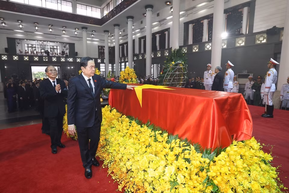 Đoàn Quốc hội do đồng chí Trần Thanh Mẫn, Ủy viên Bộ Chính trị, Chủ tịch Quốc hội làm Trưởng đoàn, kính viếng Tổng Bí thư Nguyễn Phú Trọng. (Ảnh: TTXVN)