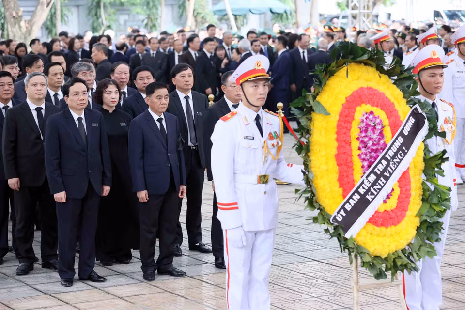 Đoàn Ủy ban Kiểm tra Trung ương do đồng chí Trần Cẩm Tú, Ủy viên Bộ Chính trị, Bí thư Trung ương Đảng, Chủ nhiệm Ủy ban Kiểm tra Trung ương làm Trưởng đoàn, kính viếng Tổng Bí thư Nguyễn Phú Trọng. (Ảnh: TTXVN)