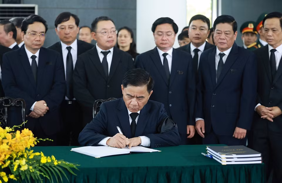 Đồng chí Trần Cẩm Tú, Ủy viên Bộ Chính trị, Bí thư Trung ương Đảng, Chủ nhiệm Ủy ban Kiểm tra Trung ương ghi sổ tang Tổng Bí thư Nguyễn Phú Trọng. (Ảnh: TTXVN)