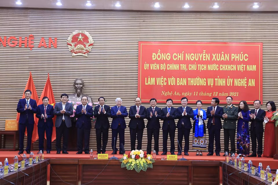 Chủ tịch nước Nguyễn Xuân Phúc chụp ảnh chung với các đại biểu. (Ảnh: Thống Nhất/TTXVN)