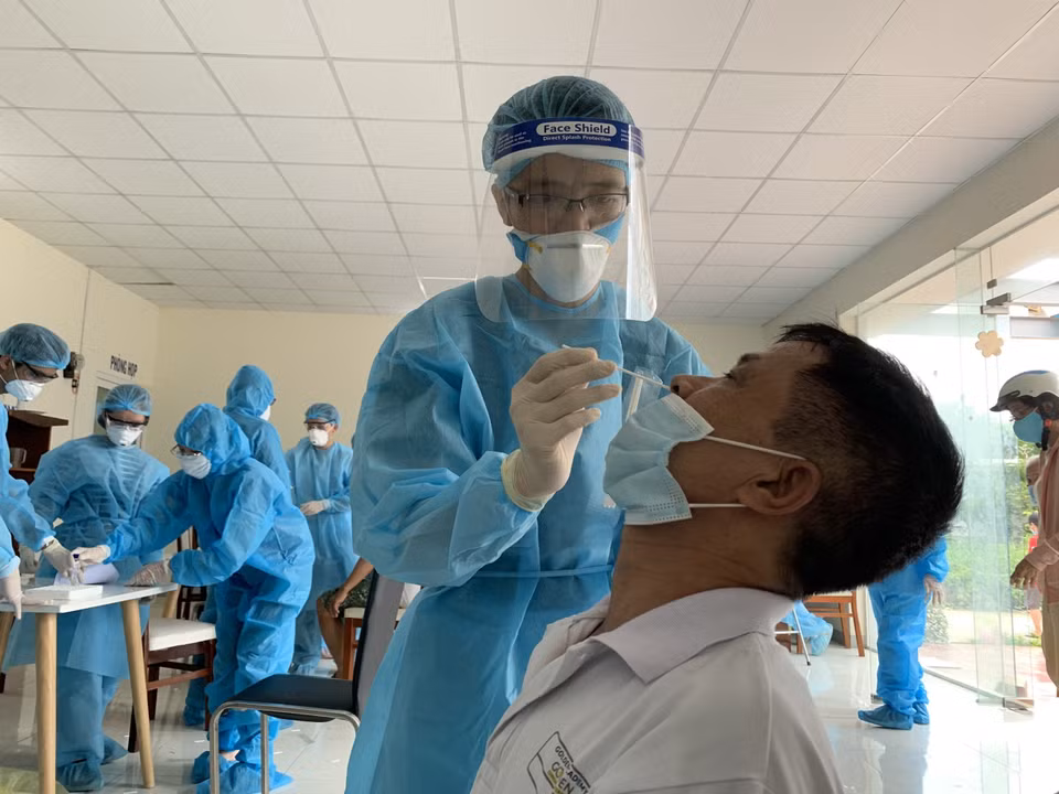 Nhân viên y tế lấy mẫu xét nghiệm COVID-19 cho người dân tại khu phố 1, phường 15, quận Gò Vấp, ngày 29/5. (Ảnh: TTXVN phát)