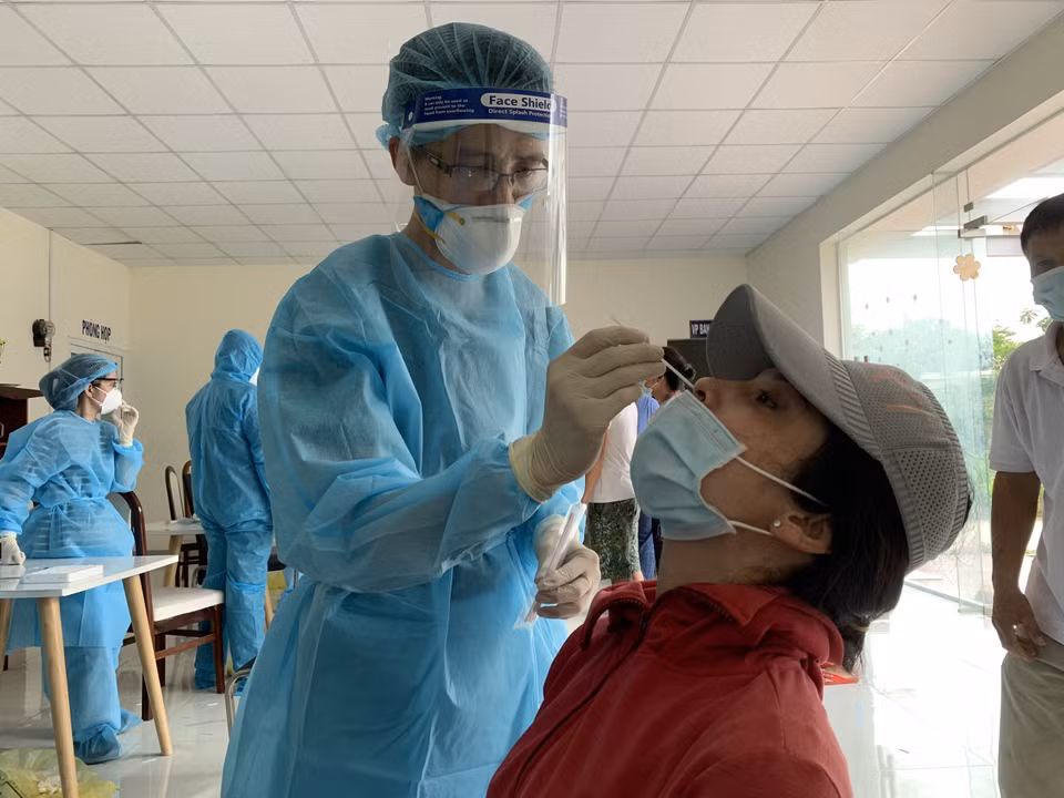 Nhân viên y tế lấy mẫu xét nghiệm COVID-19 cho người dân tại khu phố 1, phường 15, quận Gò Vấp, ngày 29/5. (Ảnh: TTXVN phát)