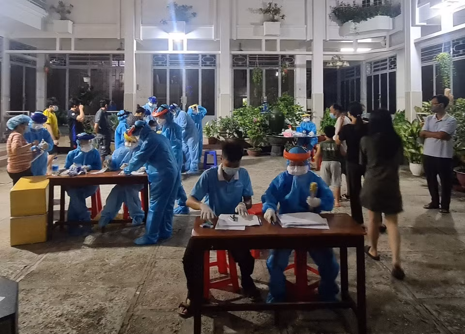 Lực lượng y tế lấy mẫu xét nghiệm COVID-19 cho người dân phường 15, quận Gò Vấp trong đêm 28/5, rạng sáng 29/5. (Ảnh: TTXVN phát)