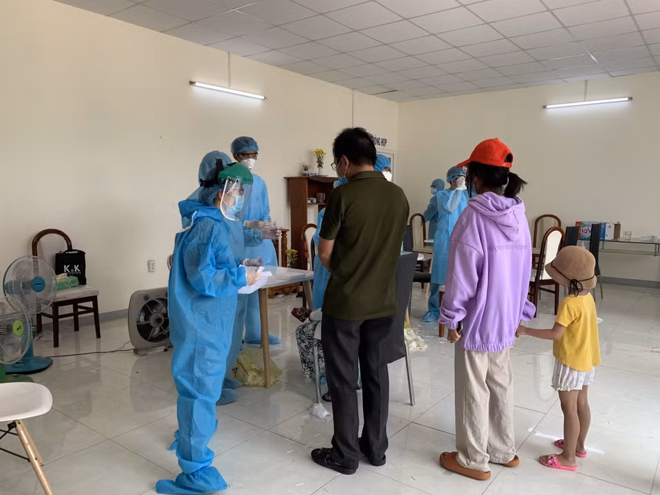 Nhân viên y tế tổ chức lấy mẫu xét nghiệm COVID-19 cho người dân tại khu phố 1, phường 15, quận Gò Vấp, ngày 29/5. (Ảnh: TTXVN phát)