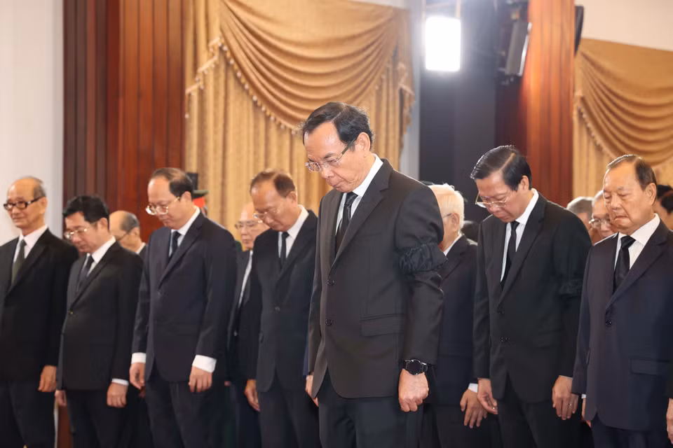 Đoàn đại biểu Thành ủy, Hội đồng Nhân dân, Ủy ban Nhân dân, Ủy ban Mặt trận Tổ quốc Việt Nam Thành phố Hồ Chí Minh cùng các đồng chí nguyên lãnh đạo Đảng, Nhà nước do Bí thư Thành ủy Thành phố Hồ Chí Minh Nguyễn Văn Nên làm trưởng đoàn dành một phút mặc niệm tưởng nhớ đồng chí Nguyễn Phú Trọng, Tổng Bí thư Ban Chấp hành Trung ương Đảng Cộng sản Việt Nam. (Ảnh: Thanh Vũ/TTXVN)