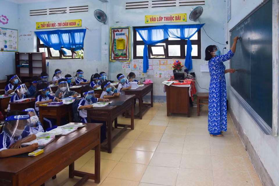 Năm học mới này, Trường Tiểu học Thới Bình C có 398 học sinh, được chia thành 15 lớp học. Ðể đảm bảo phòng, chống dịch, nhà trường chỉ thực hiện dạy học 1 buổi trong ngày. (Ảnh: Huỳnh Anh/TTXVN)