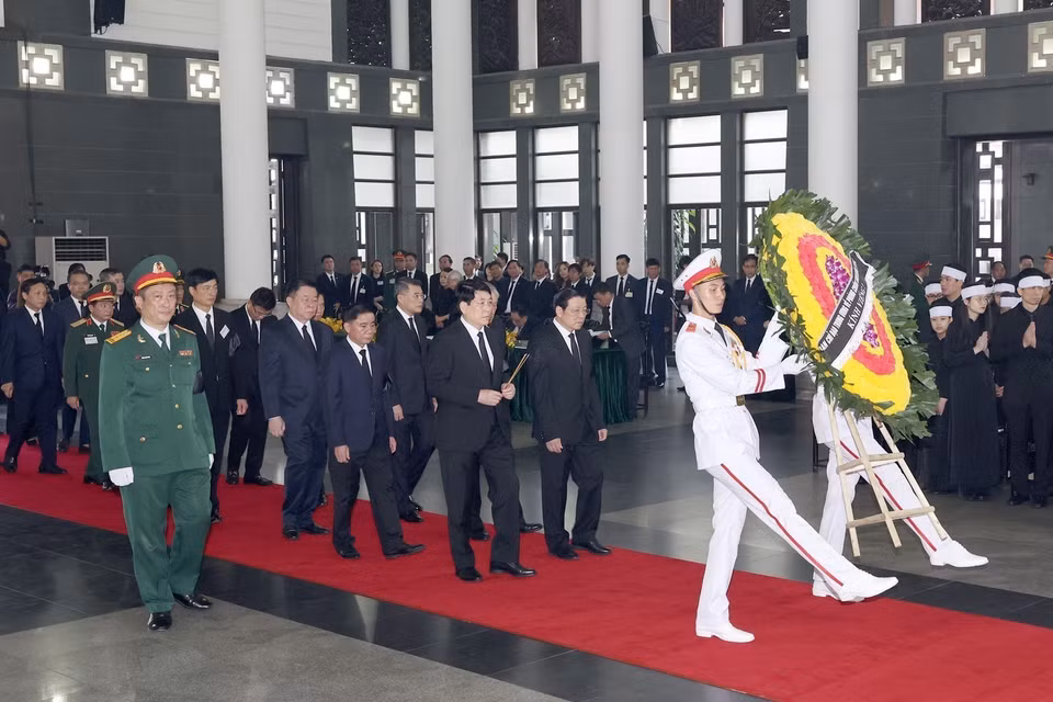 Đoàn Ban Chỉ đạo Trung ương về phòng, chống tham nhũng, tiêu cực do đồng chí Lương Cường, Ủy viên Bộ Chính trị, Thường trực Ban Bí thư, Phó Trưởng Ban Chỉ đạo Trung ương về phòng, chống tham nhũng, tiêu cực làm Trưởng đoàn vào kính viếng đồng chí Nguyễn Phú Trọng. (Ảnh: TTXVN)