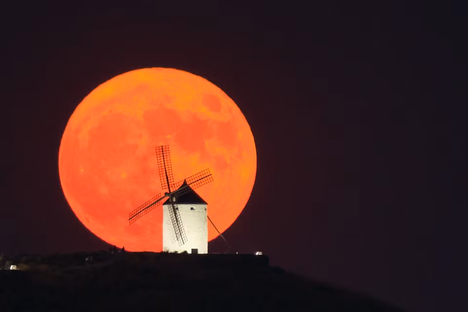 Siêu trăng được chiêm ngưỡng từ Consuegra, Tây Ban Nha. (Nguồn: THX/TTXVN)