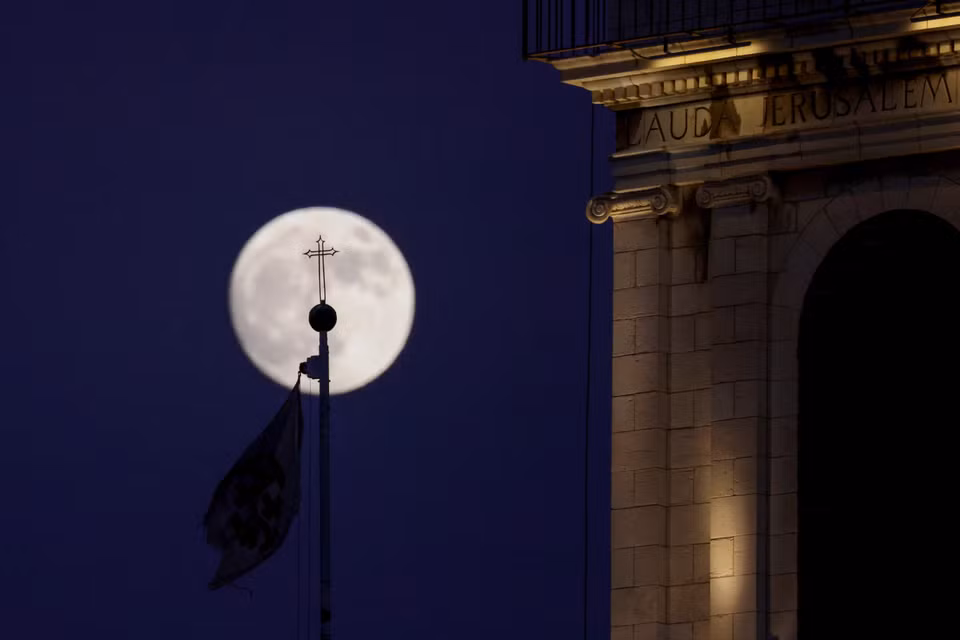 Siêu trăng được chiêm ngưỡng từ Jerusalem. (Nguồn: THX/TTXVN)