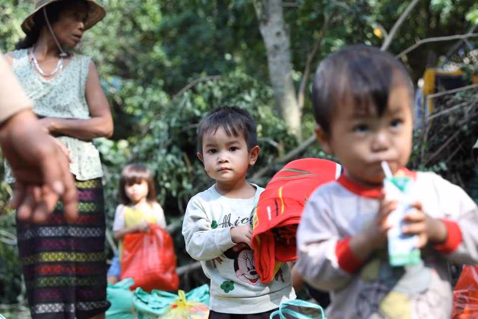 Những đứa trẻ Vân Kiều đã được thưởng thức sữa tươi sau nhiều ngày thiếu thốn. (Ảnh: Danh Lam/TTXVN)