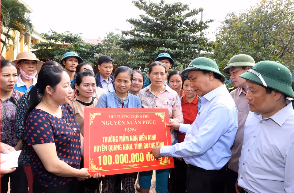 Thủ tướng Nguyễn Xuân Phúc thăm trường Mầm non Hiền Ninh, xã Hiền Ninh, huyện Quảng Ninh. (Ảnh: Thống Nhất/TTXVN)