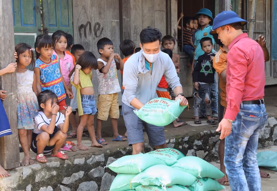 Gạo cứu trợ đã đến với người dân xã Trường Sơn, huyện Quảng Ninh. (Ảnh: Danh Lam/TTXVN)