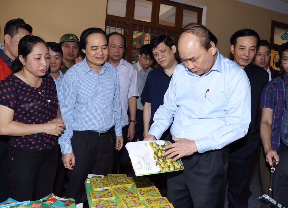 Thủ tướng Nguyễn Xuân Phúc thăm trường Mầm non Hiền Ninh, xã Hiền Ninh, huyện Quảng Ninh. (Ảnh: Thống Nhất/TTXVN)