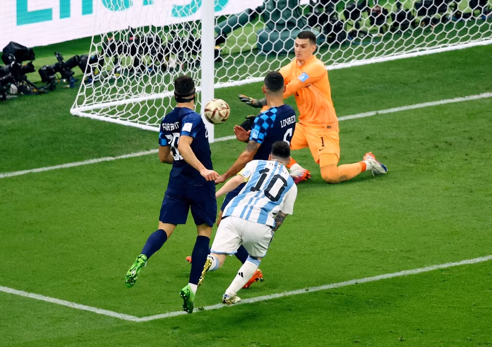 Messi sau đó tiếp tục có cơ hội nhưng anh không thể ghi bàn khi đối mặt thủ thành của Croatia. (Nguồn: Reuters)
