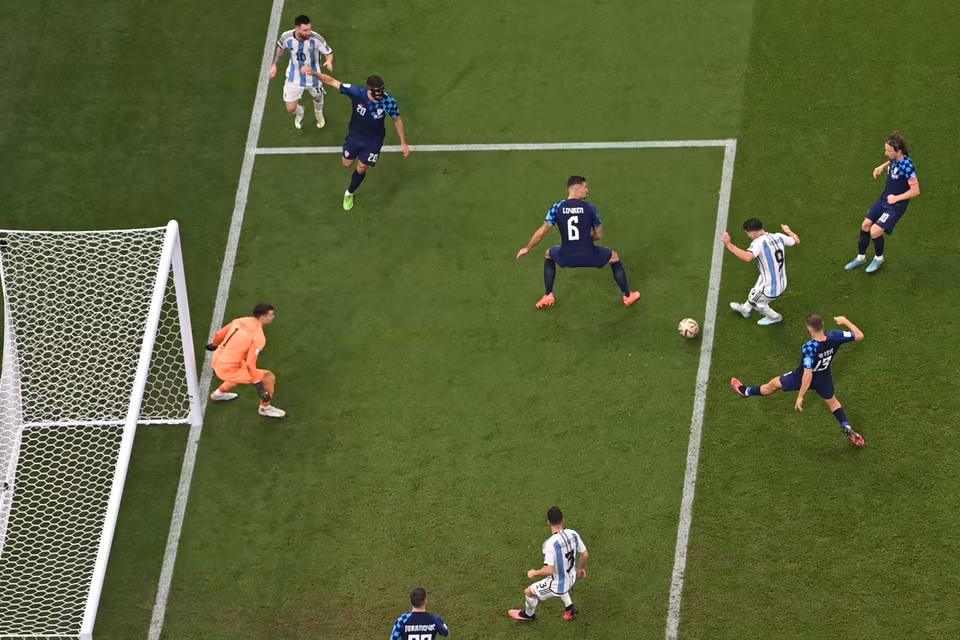 Đến phút 69, Messi kiến tạo cho Julian Alvarez hoàn tất cú đúp ở trận này. (Nguồn: Reuters)