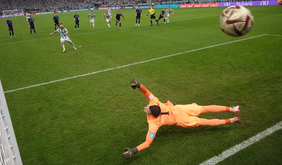 Trên chấm 11m, Messi không bỏ lỡ cơ hội để ghi bàn cho Argentina ở phút 34. (Nguồn: Reuters)