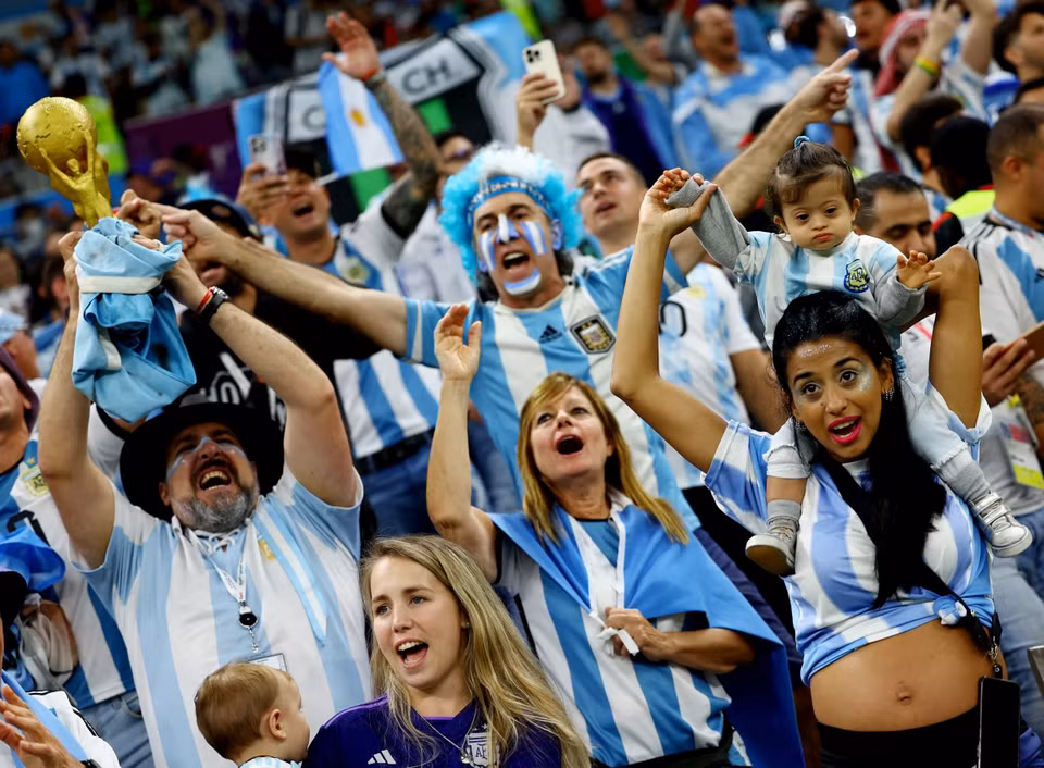 Các cổ động viên Argentina cũng không kém cạnh, và tất cả đến Lusail để cổ vũ cho cả hai đội. (Nguồn: Reuters)