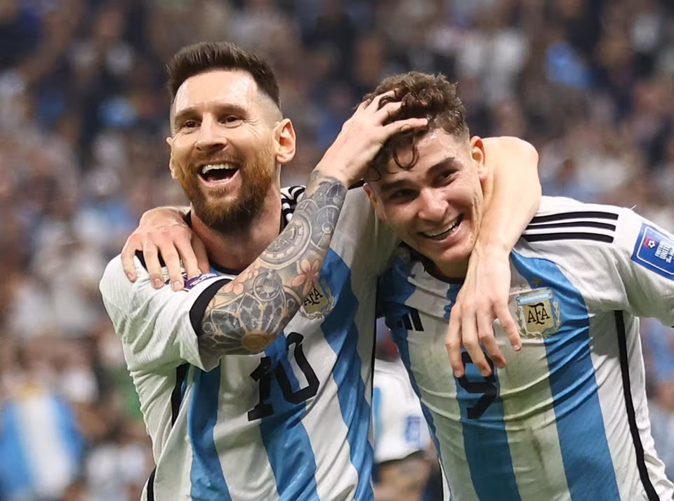 Niềm vui của Messi và Julian Alvarez. (Nguồn: Reuters)