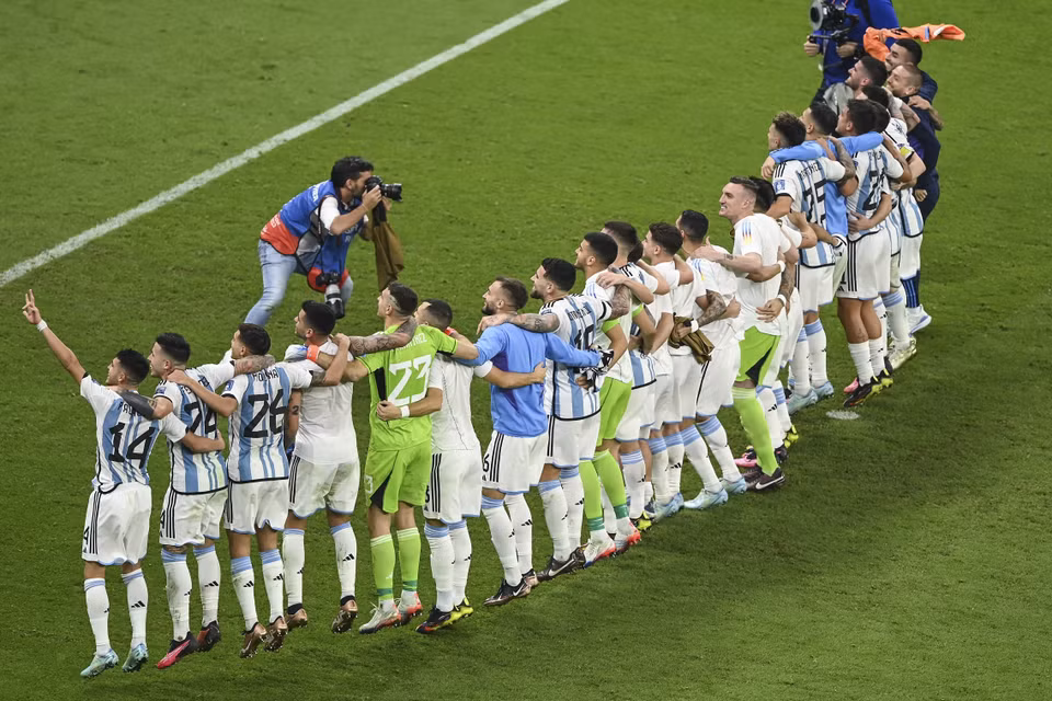 Niềm vui của các cầu thủ Argentina khi giành vé vào chung kết World Cup 2022. (Nguồn: AFP)