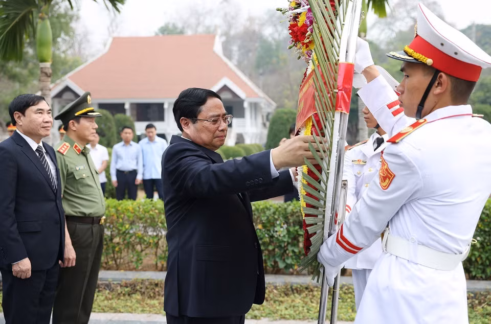 Thủ tướng Phạm Minh Chính và đoàn công tác đến dâng hương, hoa tưởng niệm các Anh hùng liệt sỹ tại Nghĩa trang Liệt sỹ A1. (Ảnh: Dương Giang/TTXVN)