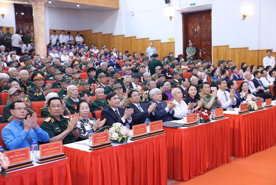 Thủ tướng Phạm Minh Chính và các đại biểu tham dự buổi gặp mặt, tri ân chiến sỹ Điện Biên, thanh niên xung phong, dân công hỏa tuyến. (Ảnh: Dương Giang/TTXVN)