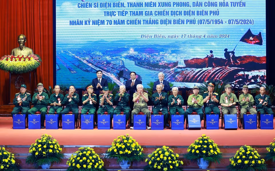 Thủ tướng Phạm Minh Chính tặng quà cho Chiến sỹ Điện Biên, thanh niên xung phong, dân công hỏa tuyến trực tiếp tham gia Chiến dịch Điện Biên Phủ. (Ảnh: Dương Giang/TTXVN)