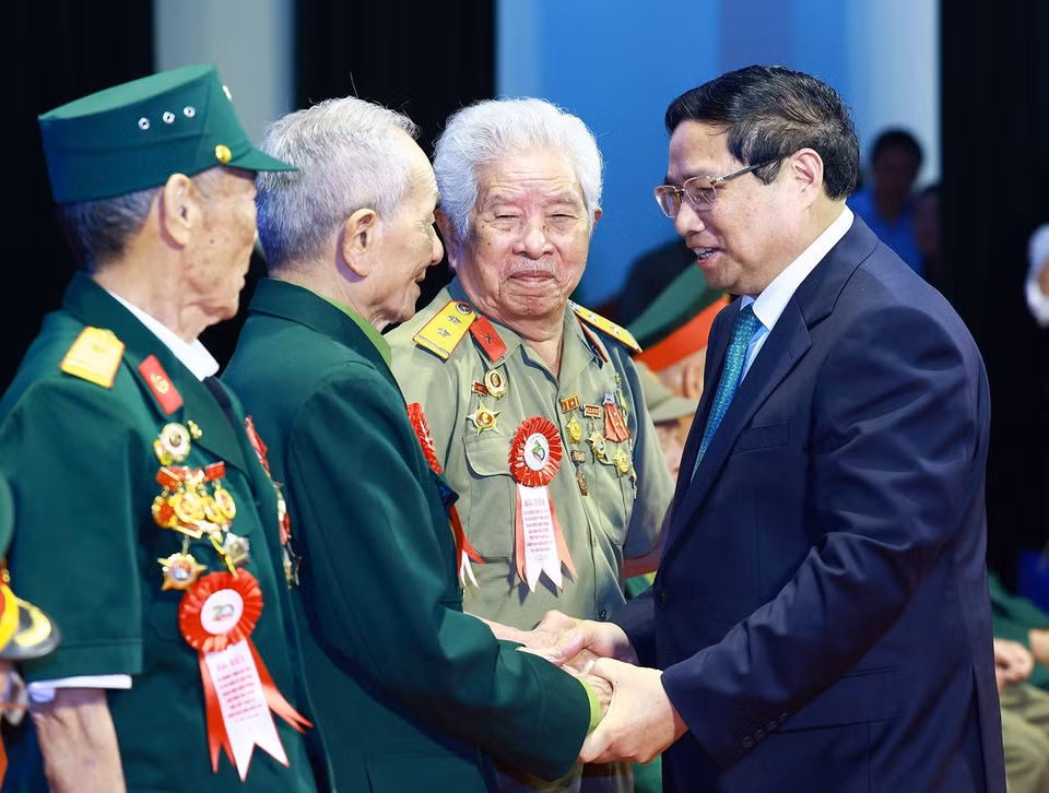 Thủ tướng Phạm Minh Chính gặp mặt, tri ân các Chiến sỹ Điện Biên, thanh niên xung phong, dân công hỏa tuyến trực tiếp tham gia Chiến dịch Điện Biên Phủ. (Ảnh: Dương Giang/TTXVN)