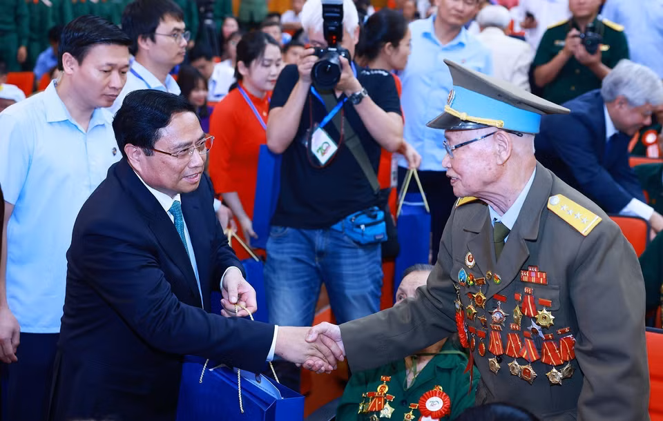Thủ tướng Phạm Minh Chính tặng quà tri ân các Chiến sỹ Điện Biên. (Ảnh: Dương Giang/TTXVN)