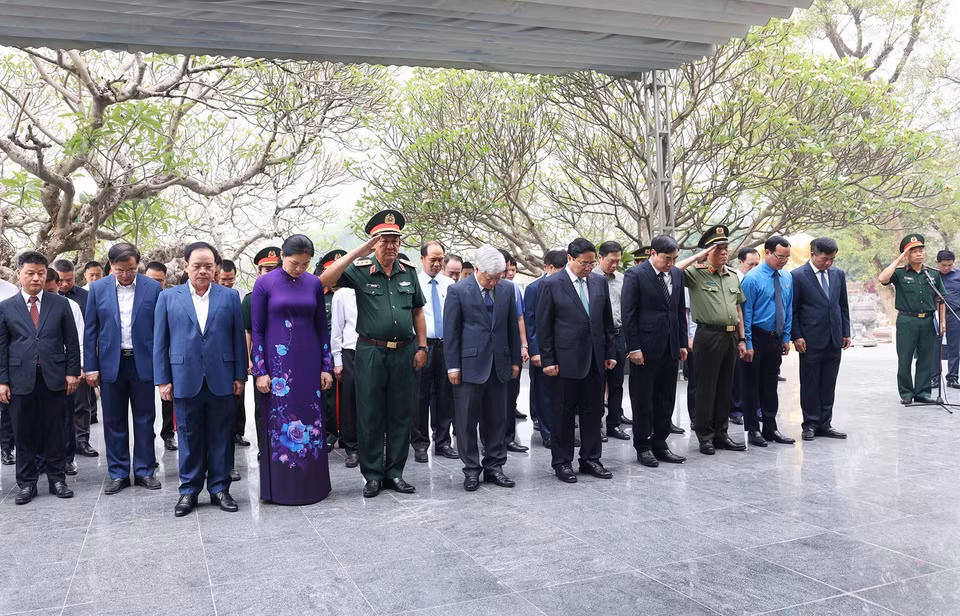 Thủ tướng Phạm Minh Chính và đoàn công tác đến dâng hương, hoa tưởng niệm các Anh hùng liệt sỹ tại Nghĩa trang Liệt sỹ A1. (Ảnh: Dương Giang/TTXVN)