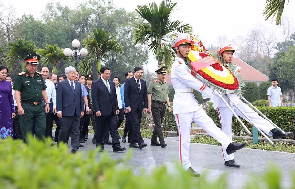 Thủ tướng Phạm Minh Chính và đoàn công tác đến dâng hương, hoa tưởng niệm các Anh hùng liệt sỹ tại Nghĩa trang Liệt sỹ A1. (Ảnh: Dương Giang/TTXVN)