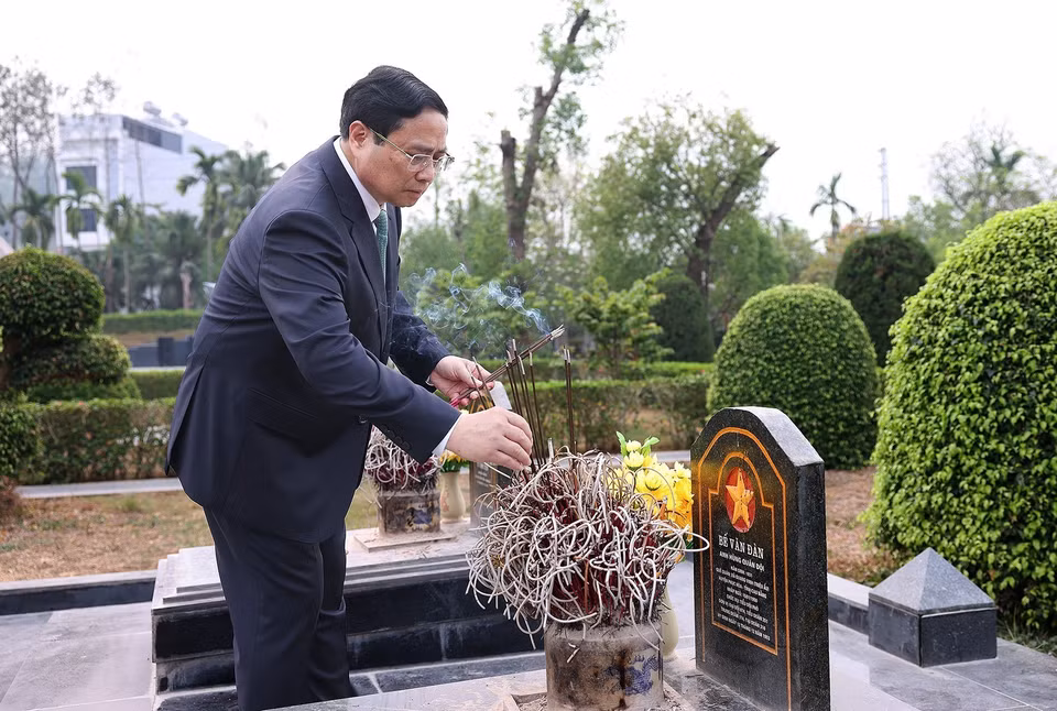 Thủ tướng Phạm Minh Chính thắp hương tại mộ phần các liệt sỹ. (Ảnh: Dương Giang/TTXVN)