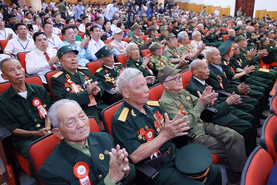 Chiến sỹ Điện Biên, thanh niên xung phong, dân công hỏa tuyến tham dự buổi gặp. (Ảnh: Dương Giang/TTXVN)