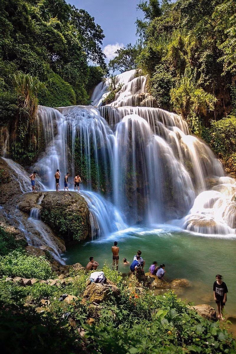 Thác Mu đã trở thành địa điểm thu hút đông đảo du khách trong vfa ngoài tỉnh đến tham quan mỗi dịp cuối tuần. (Ảnh: Trọng Đạt/TTXVN)