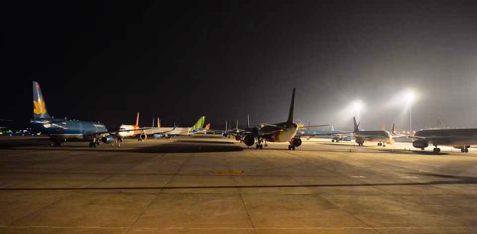 Sân bay Nội Bài tận dụng cả các đường cất hạ cánh, đường lăn, sân đỗ để các hãng có vị trí đỗ tàu bay. (Ảnh: CTV/Vietnam+)