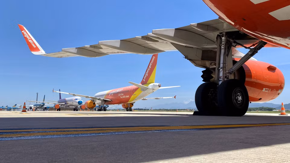 Tại các đường lăn, khu bay kín chỗ tàu bay nằm sân. (Ảnh: CTV/Vietnam+)