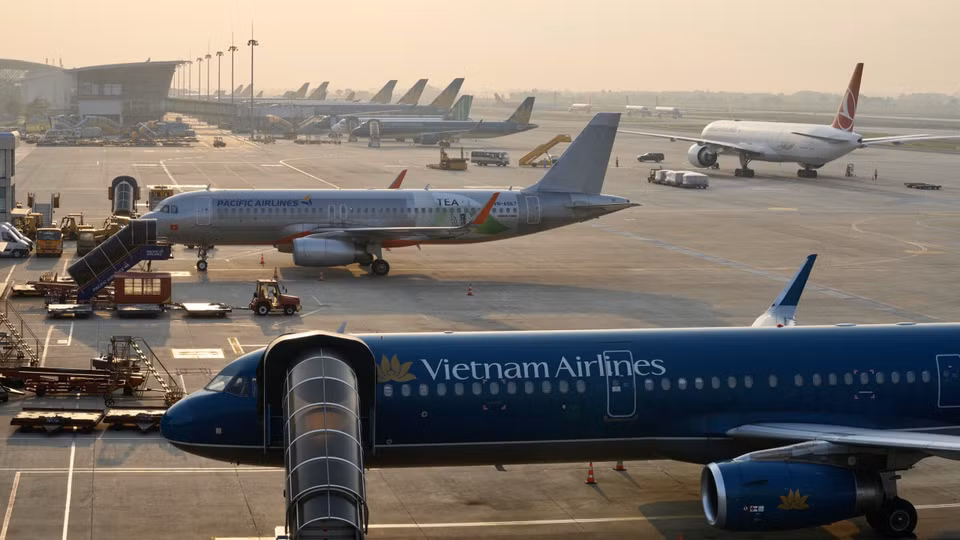 Và phải chi trả cả thêm tiền phí đỗ tàu bay ở sân bay. (Ảnh: CTV/Vietnam+)