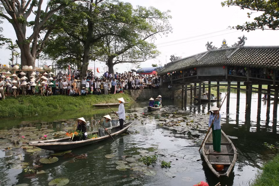 Chợ quê ở cầu ngói Thanh Toàn. (Ảnh: Nhật Anh/TTXVN)
