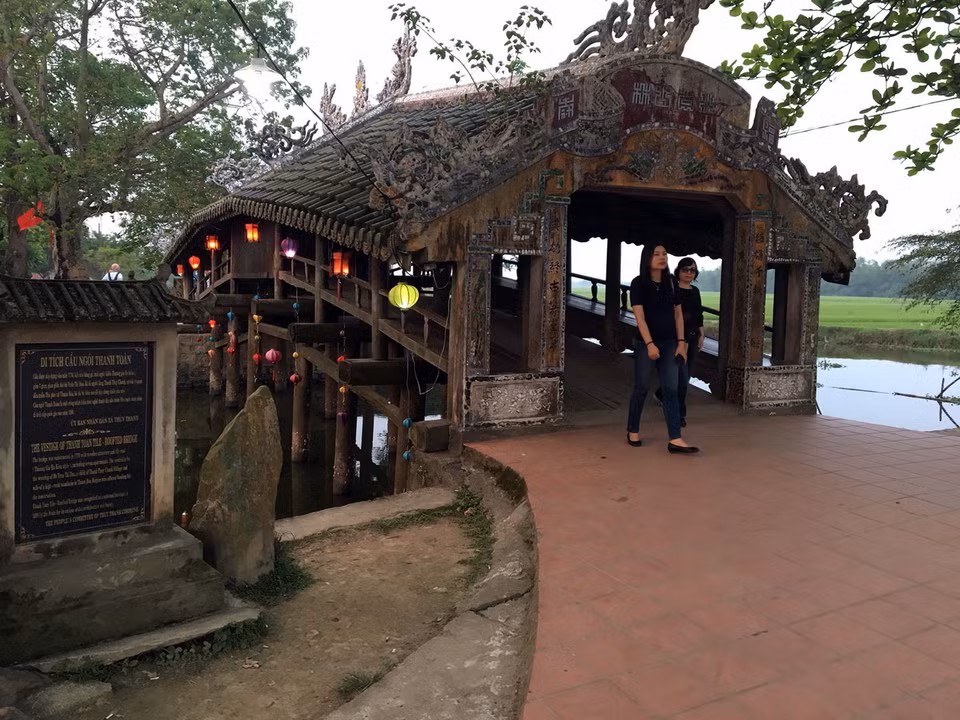 Cầu ngói Thanh Toàn là một trong những thắng cảnh luôn thu hút khách đông đảo du lịch thập phương. (Ảnh: Quốc Việt/TTXVN)