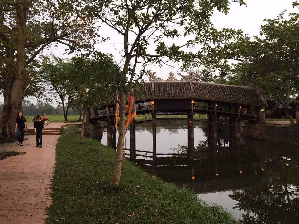 Cầu ngói Thanh Toàn (xã Thuỷ Thanh, thị xã Hương Thuỷ, tỉnh Thừa Thiên - Huế) thuộc vào loại hiếm và có giá trị nghệ thuật cao nhất trong các loại cầu cổ ở Việt Nam. (Ảnh: Quốc Việt/TTXVN)