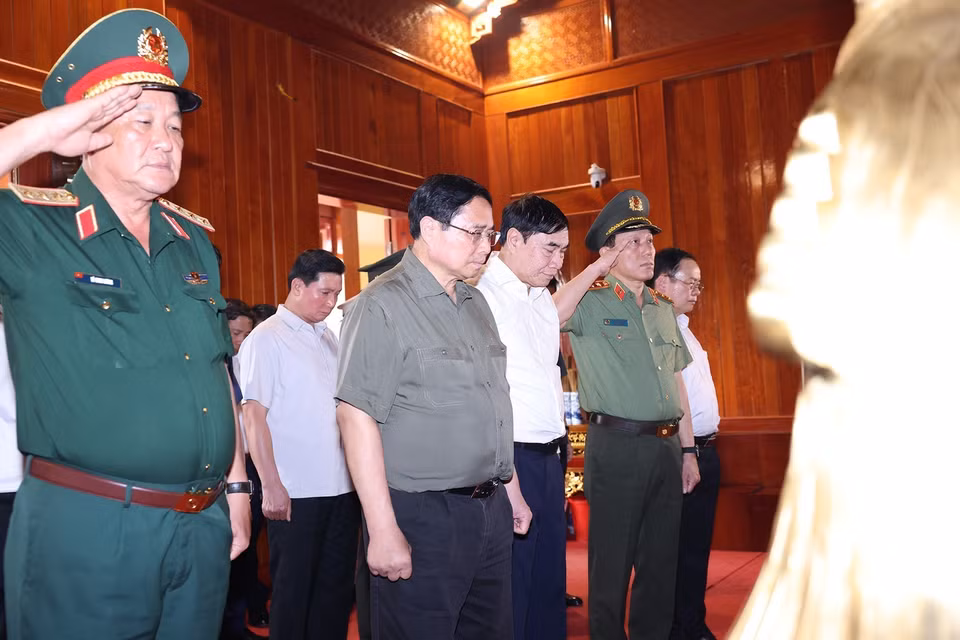Thủ tướng Phạm Minh Chính và đoàn công tác tưởng niệm Đại tướng Võ Nguyên Giáp. (Ảnh: Dương Giang/TTXVN)